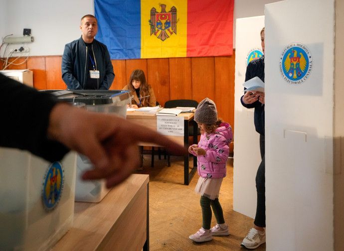 lanuovaBQ's tweet image. #Moldavia, l'interferenza europea sa di neocolonialismo

In Moldavia vince il partito filoeuropeista, ma solo dopo che i partiti nazionalisti sono stati estromessi per mai provate interferenze filorusse.

»🗞buff.ly/uvsXMQW