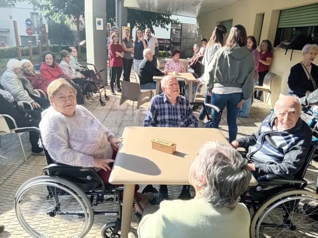 latardorOlot's tweet photo. 🏆 Aquest mati hem participat a Campionat de Dòmino amb diverses residències de la ciutat d'#Olot. Felicitats a tots els participants i gràcies a la @residenciatura per l'organització.
#qualitatassistencial #femComunitat #noumodel #gentgranactiva https://t.co/6QQbxmo41Y