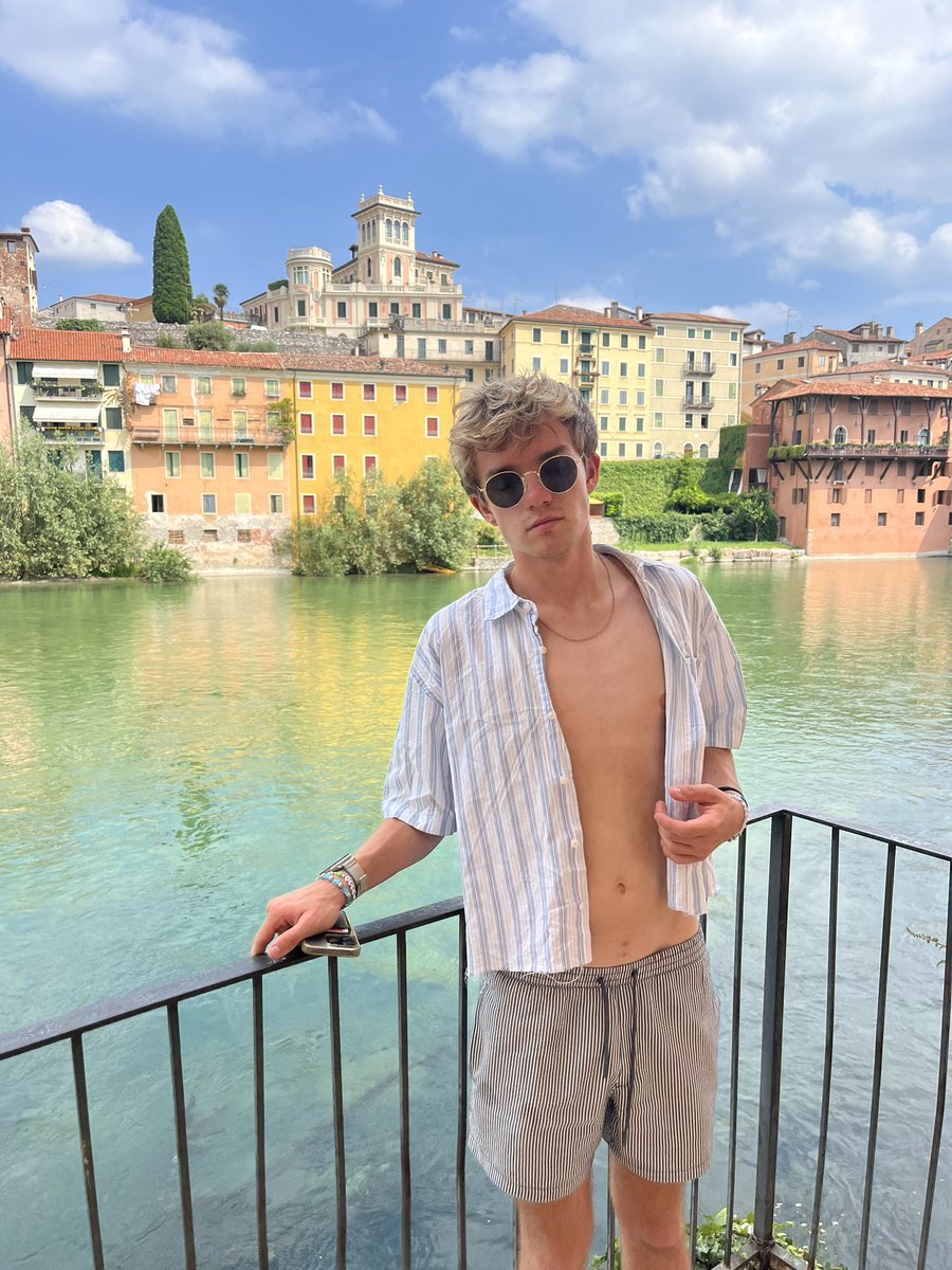 Love this pic 👀🤭 what do you think ? 😉 #mlm #gay