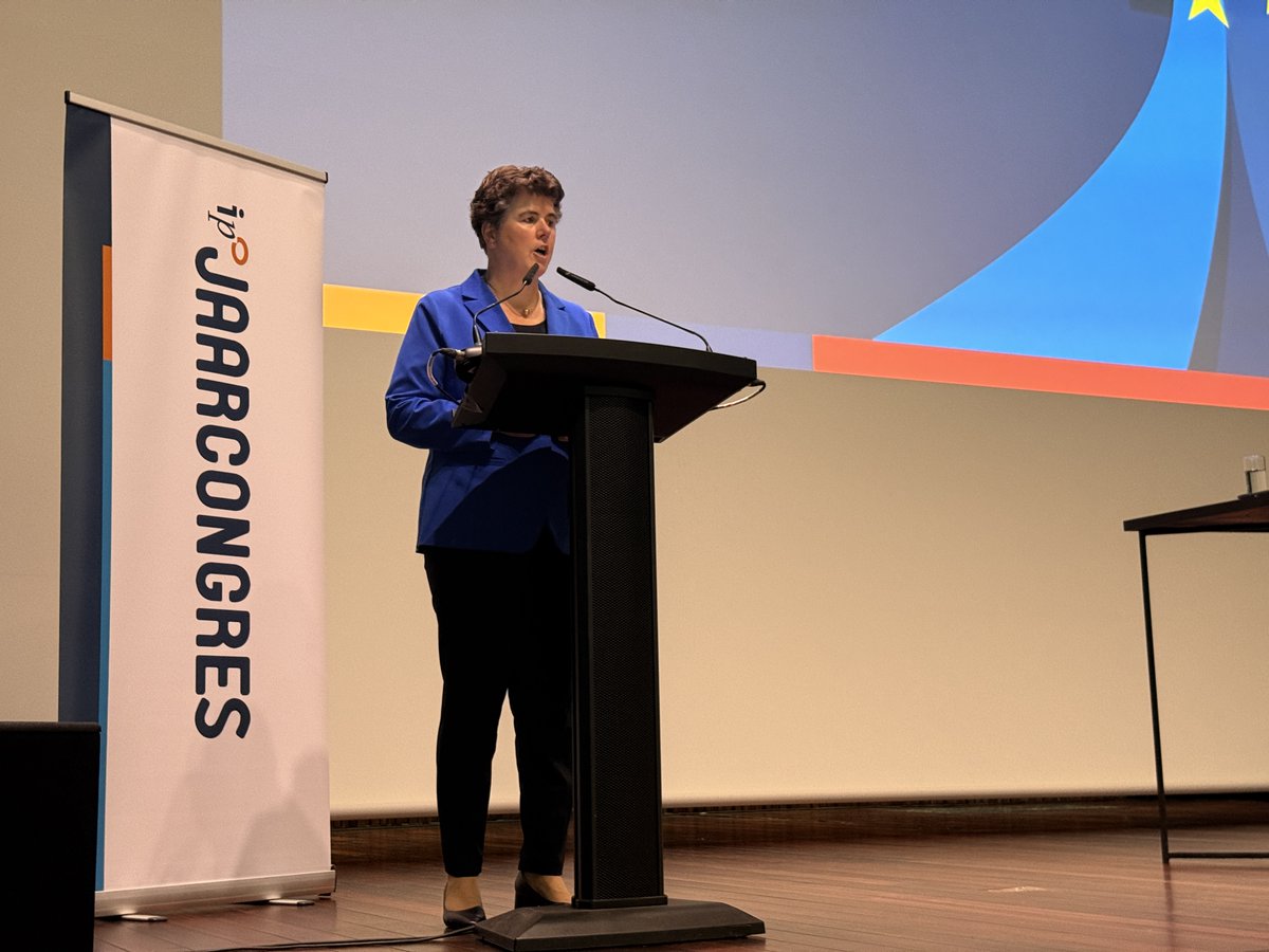 IPO_Provincies's tweet photo. Geanimeerde gesprekken, netwerken en veel inhoudelijke input van een hele reeks sprekers... het #IPOjaarcongres is neergestreken in Brussel en viert ook het 25 jarig bestaan van het @HNPbrussel 
En we vierden ook de 50-jarige verjaardag van 'Abraham' Hoekstra (@WBHoekstra). Het cadeau kreeg hij uit handen van @KataTutto