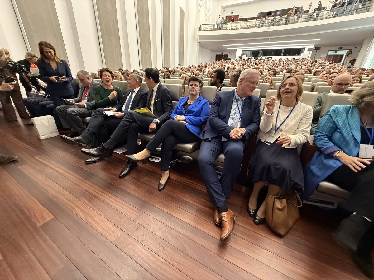 IPO_Provincies's tweet photo. Geanimeerde gesprekken, netwerken en veel inhoudelijke input van een hele reeks sprekers... het #IPOjaarcongres is neergestreken in Brussel en viert ook het 25 jarig bestaan van het @HNPbrussel 
En we vierden ook de 50-jarige verjaardag van 'Abraham' Hoekstra (@WBHoekstra). Het cadeau kreeg hij uit handen van @KataTutto