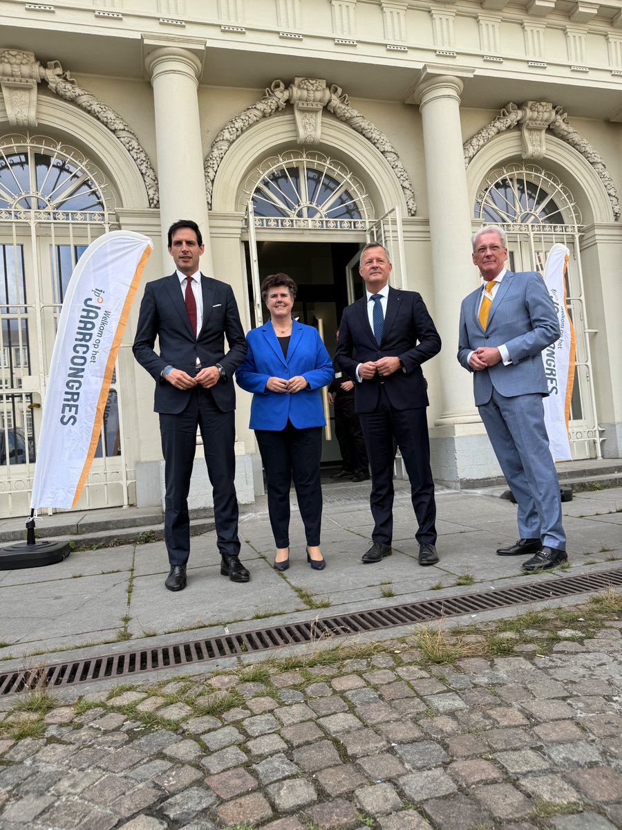 IPO_Provincies's tweet photo. Geanimeerde gesprekken, netwerken en veel inhoudelijke input van een hele reeks sprekers... het #IPOjaarcongres is neergestreken in Brussel en viert ook het 25 jarig bestaan van het @HNPbrussel 
En we vierden ook de 50-jarige verjaardag van 'Abraham' Hoekstra (@WBHoekstra). Het cadeau kreeg hij uit handen van @KataTutto