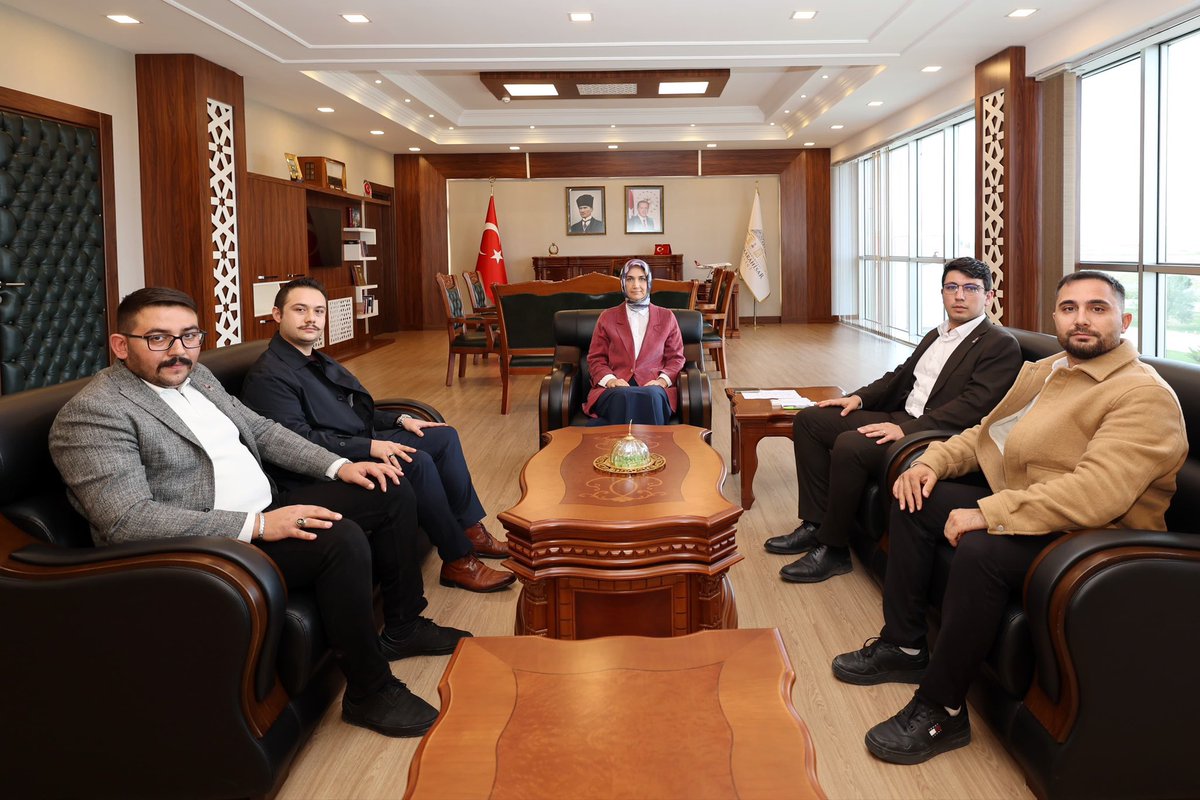 Valimiz Doç. Dr. Kübra Güran Yiğitbaşı, Zafer Partisi İl Başkanı Gökhan Katırcı ve Yönetim Kurulu Üyelerini makamında kabul etti.