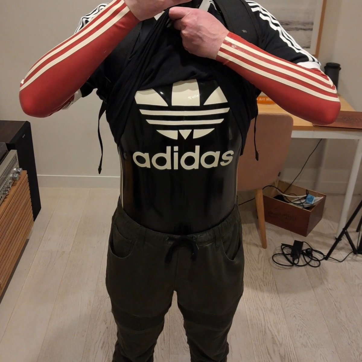 Did a bit of stealthing for my Slick night 3 look

I'm really not beating the brand whore allegations though am I? 🙈