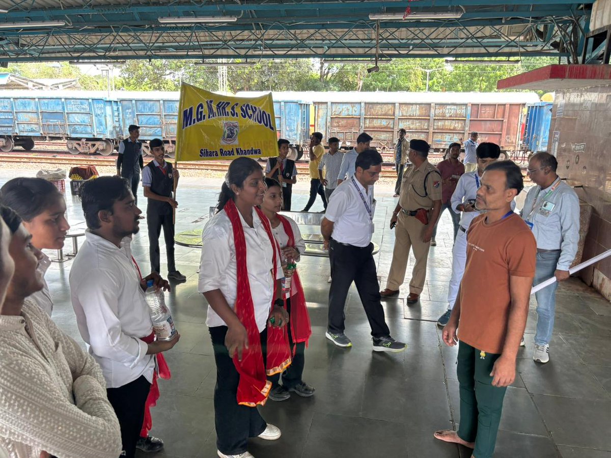 BhusavalDivn's tweet image. आज #Khandwa स्टेशन पर MGM Higher Senior Secondary School द्वारा
#SwachhataHiSeva2025 अभियान के तहत स्वच्छता रैली 🚩 और स्ट्रीट प्ले 🎭 आयोजित किए गए।
इसका उद्देश्य यात्रियों, वेंडर्स व स्टेशन स्टाफ को स्वच्छता के महत्व के प्रति जागरूक करना रहा।
#SwachhBharat #CleanRailways 🌿🚆