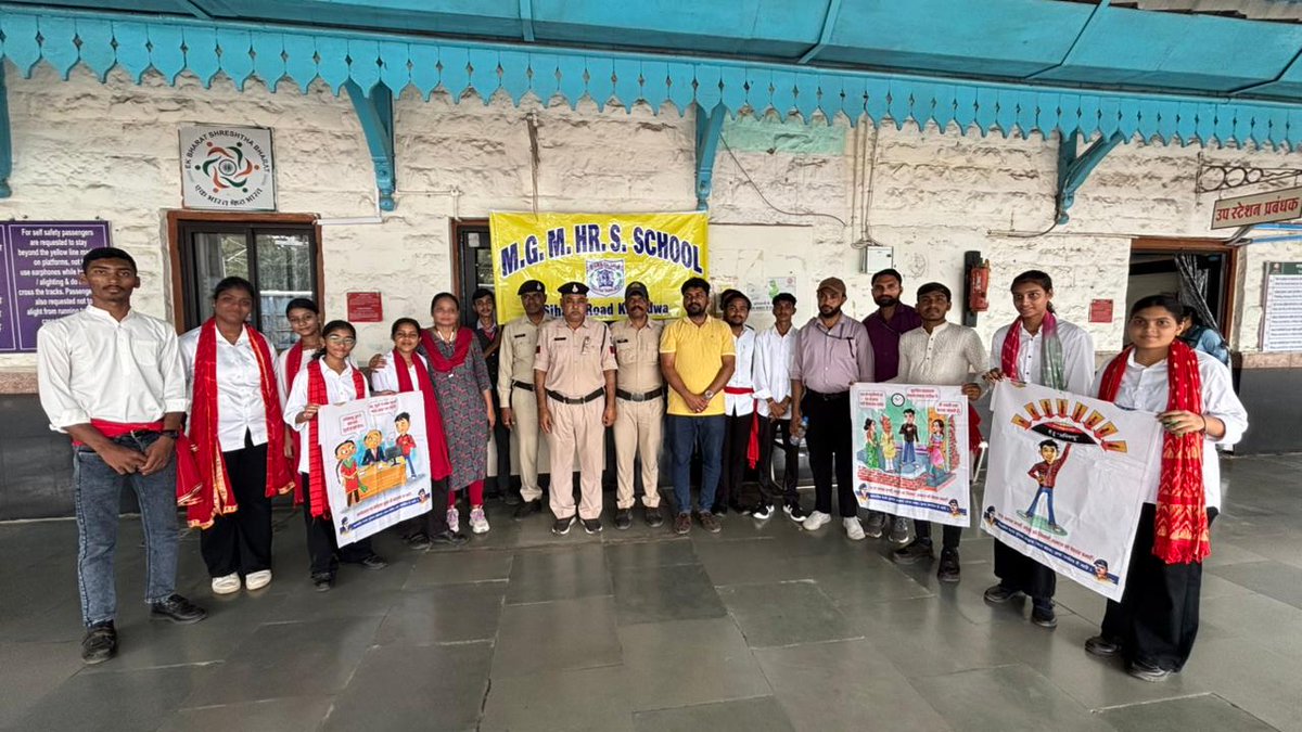 BhusavalDivn's tweet image. आज #Khandwa स्टेशन पर MGM Higher Senior Secondary School द्वारा
#SwachhataHiSeva2025 अभियान के तहत स्वच्छता रैली 🚩 और स्ट्रीट प्ले 🎭 आयोजित किए गए।
इसका उद्देश्य यात्रियों, वेंडर्स व स्टेशन स्टाफ को स्वच्छता के महत्व के प्रति जागरूक करना रहा।
#SwachhBharat #CleanRailways 🌿🚆