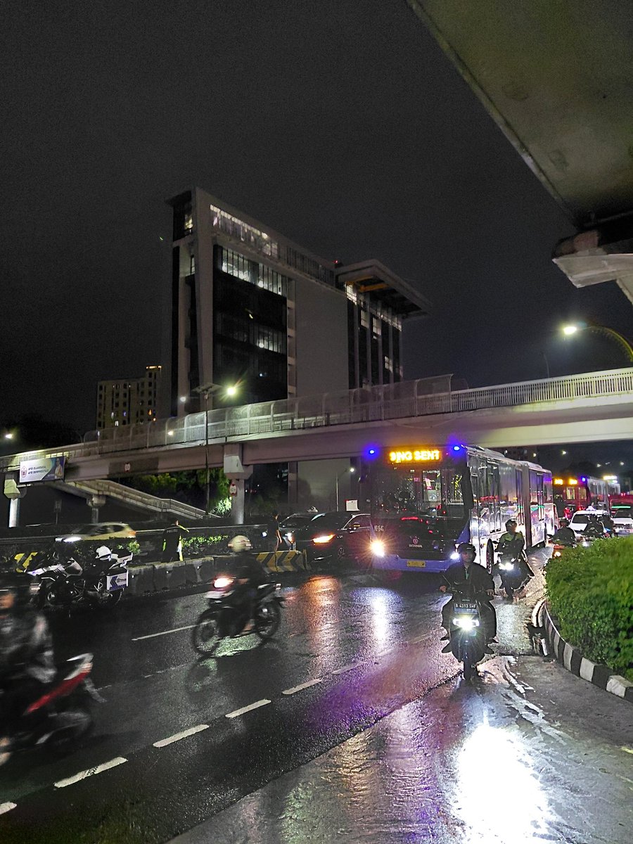 koridor9daily's tweet photo. Well...baru turun dari bus, ternyata ada yg nabrak separator (again), dahlah https://t.co/iWJYbKYCwX