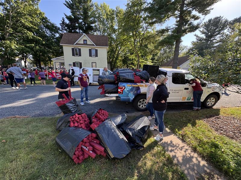 WWTC247Telcom's tweet image. We had such a great time at the Menomonie High School Homecoming Parade! 🎉 24-7 &amp;amp; West Wisconsin Telcom loved handing out spirit sticks and connecting with so many amazing customers and community members.
 
Thanks for letting us be part of the celebration, Menomonie!