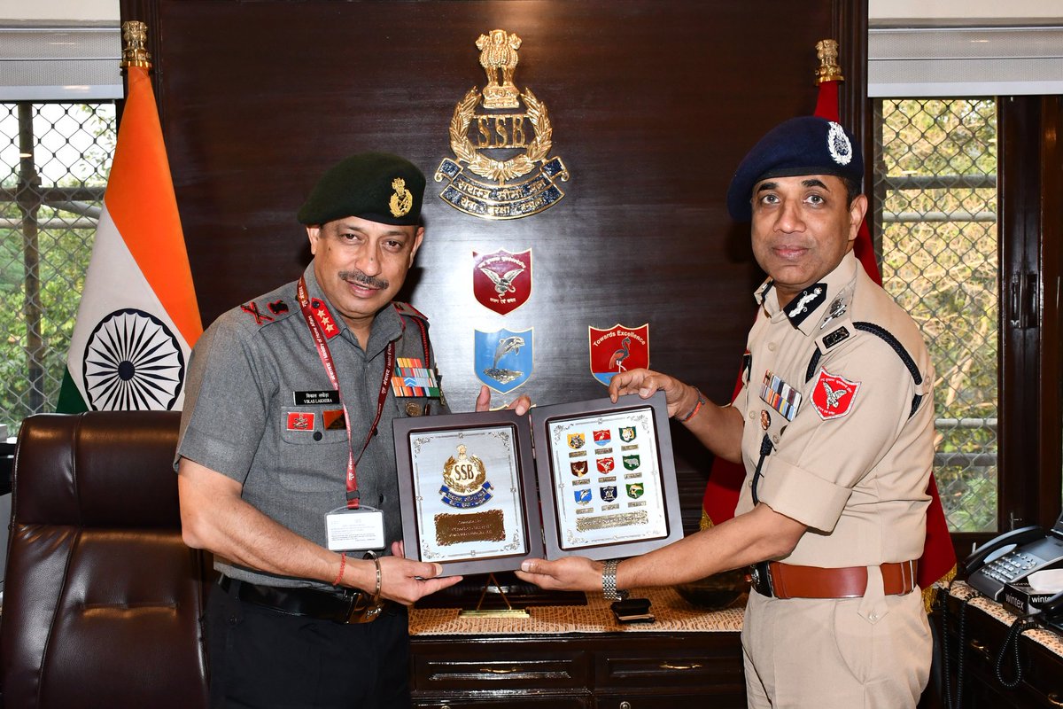 SSB_INDIA's tweet image. Shri Sanjay Singhal, IPS, Director General, SSB (#DGSSB), welcomed Lt Gen Vikas Lakhera, AVSM, SM, Director General, #AssamRifles, at SSB Headquarters, New Delhi, on 29.09.2025.

The meeting reflected a spirit of cooperation and mutual respect, with both heads of the forces…