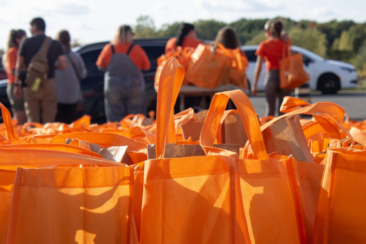 SixNationsGR's tweet image. Nya:weh gowa to all who were able to lend a helping hand at the 2025 Orange Shirt Day drive-thru giveaway event. We love to see both new and familiar faces , your hard work does not go unnoticed. You are all very much appreciated, we couldn’t have done it without you! Nya:weh! 🧡