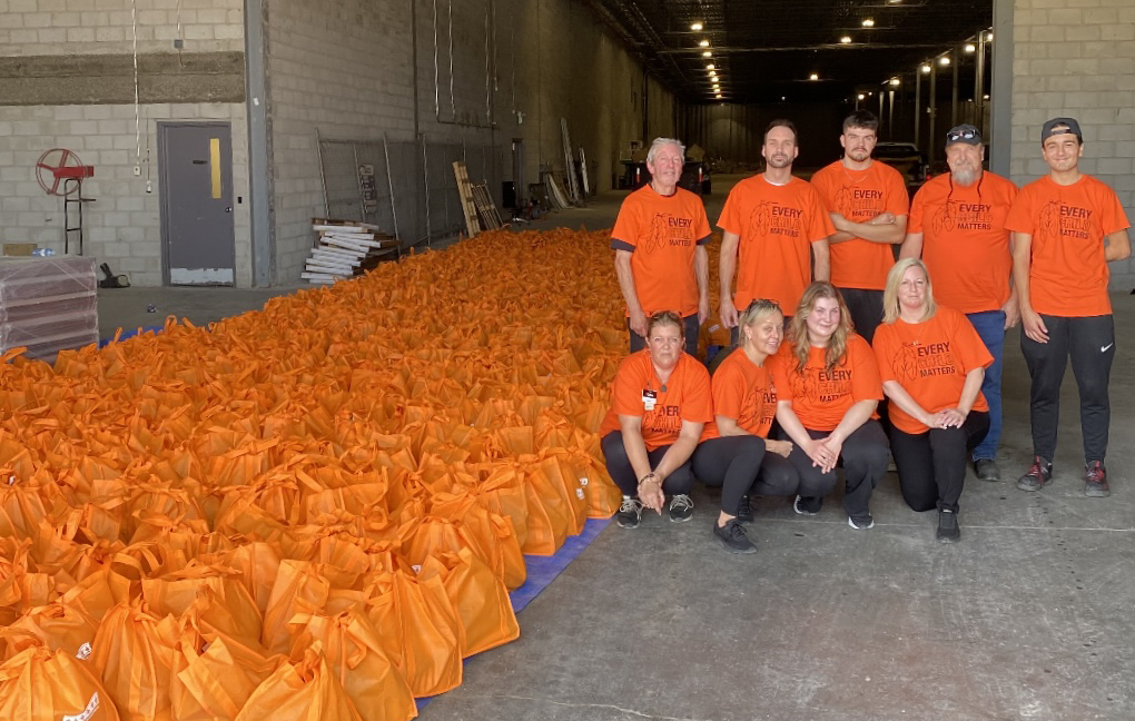SixNationsGR's tweet image. Nya:weh gowa to all who were able to lend a helping hand at the 2025 Orange Shirt Day drive-thru giveaway event. We love to see both new and familiar faces , your hard work does not go unnoticed. You are all very much appreciated, we couldn’t have done it without you! Nya:weh! 🧡