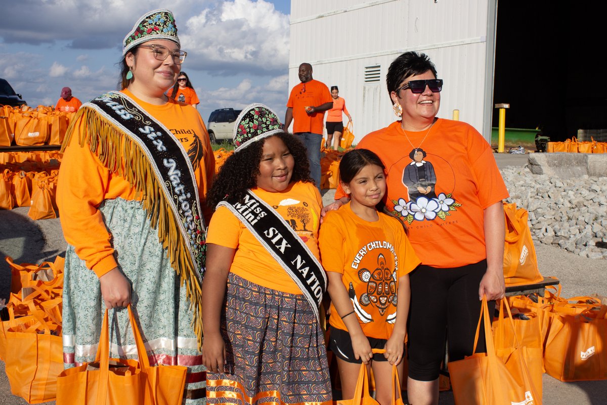 SixNationsGR's tweet image. Nya:weh gowa to all who were able to lend a helping hand at the 2025 Orange Shirt Day drive-thru giveaway event. We love to see both new and familiar faces , your hard work does not go unnoticed. You are all very much appreciated, we couldn’t have done it without you! Nya:weh! 🧡