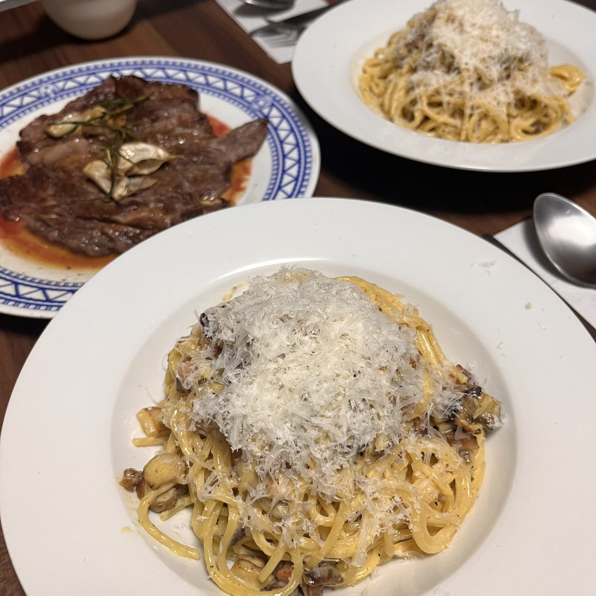おパくんに夕飯作ってもらった🥰
特売のなめことエリンギ、半額のローズマリーとオージービーフがこんなにおしゃんになるとは…
ごちそうさまでした🙏🥹