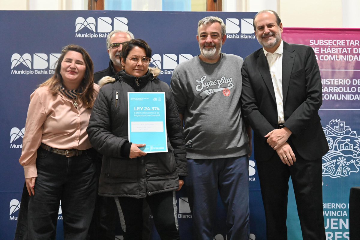 🏘️ ¡Un día que queda en la historia de muchas familias bahienses!

Junto a nuestro Intendente <a href="/fsusbielles/">Federico Susbielles</a> y Rubén Pascolini
entregamos escrituras a 307 familias que hoy cumplen el sueño de tener el título de su casa.