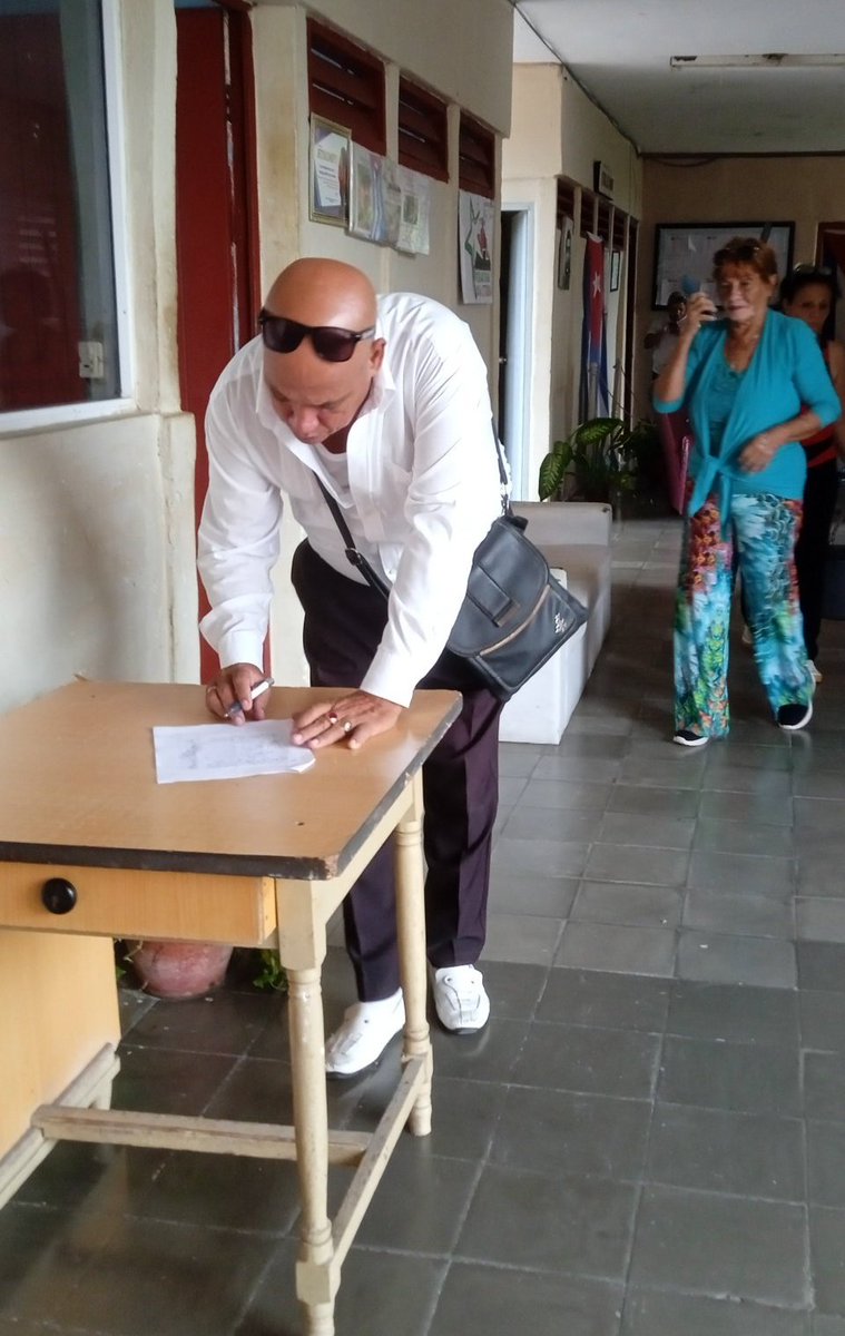 Los trabajadores del sector del comercio en #LasTunas reafirman su solidaridad con #Venezuela.
 Firmamos por la paz y la soberanía de esta hermana nación. Estos
“son tiempos de unión y de firmeza.."
<a href="/LorenzoOsbel/">Osbel Lorenzo</a>
<a href="/YelenysLasTunas/">Yelenys Tornet Menéndez</a>
#ComercioCuba #PorLasTunasLaVictoria