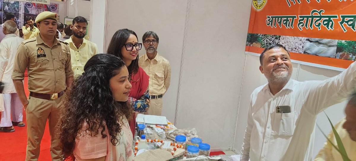 आज दिनांक 30.09.2025 को इंदिरा गांधी प्रतिष्ठान, लखनऊ स्थित जुपिटर हाल में मंडलीय गोष्ठी आयोजित हुई, जिसमें रवि सीजन हेतु खाद-बीज की उपलब्धता एवं फसल अवशेष प्रबंधन पर विस्तृत चर्चा की गई। #MandaliyaGoshthi #Lucknow