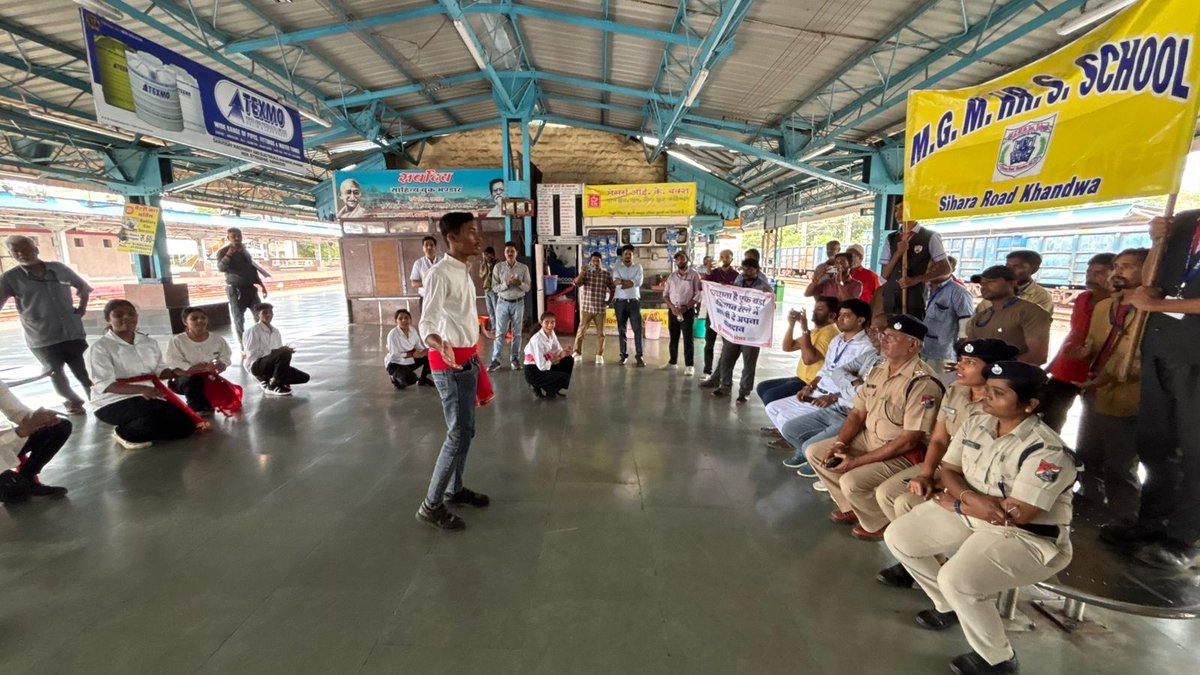 BhusavalDivn's tweet image. आज #Khandwa स्टेशन पर MGM Higher Senior Secondary School द्वारा
#SwachhataHiSeva2025 अभियान के तहत स्वच्छता रैली 🚩 और स्ट्रीट प्ले 🎭 आयोजित किए गए।
इसका उद्देश्य यात्रियों, वेंडर्स व स्टेशन स्टाफ को स्वच्छता के महत्व के प्रति जागरूक करना रहा।
#SwachhBharat #CleanRailways 🌿🚆