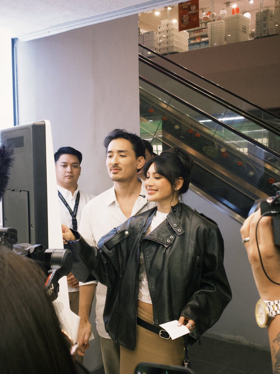 privrela's tweet photo. nadine’s soooo pretty in person !!! i’m glad i got a chance to capture her beauty again 🥹💚 

#PICKUPCOFFEExDehusk 
#NadineLustre https://t.co/vPKh4Sn9zJ