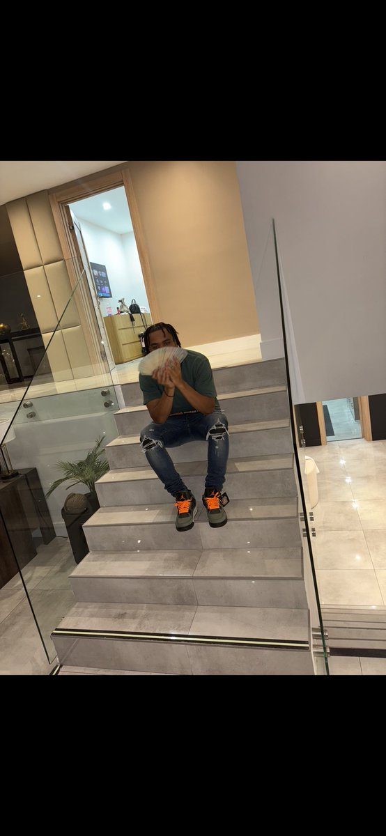 _isaiah937's tweet image. I don’t care what’s going on ima keep on countin 💯 I can’t see myself without this money 💰 I can’t be without it ‼️ yeah I ran my money thru the roof 🗣️ #LLRICO🖤