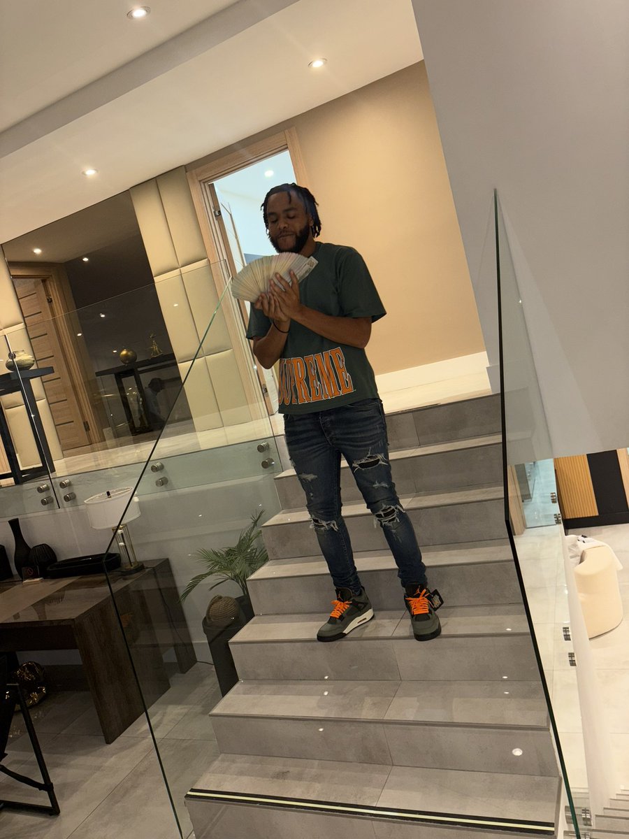 _isaiah937's tweet image. I don’t care what’s going on ima keep on countin 💯 I can’t see myself without this money 💰 I can’t be without it ‼️ yeah I ran my money thru the roof 🗣️ #LLRICO🖤