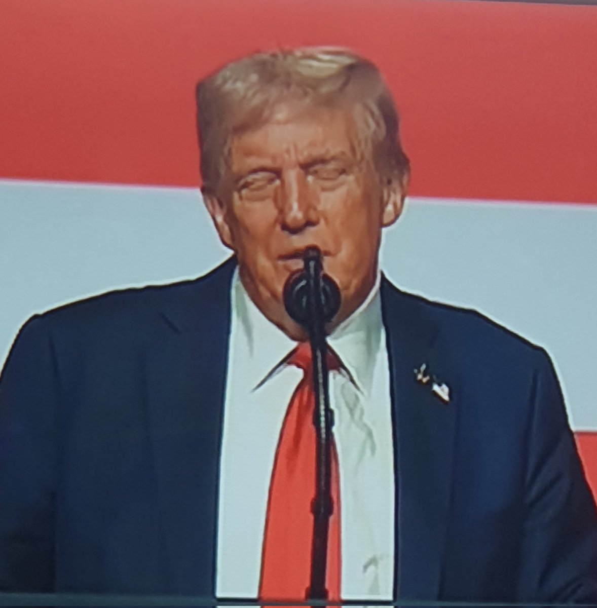 ترامب:"لدينا أهم وأقوى جيش في العالم".
صحيح،
ولذلك ربحتم الحروب في فيتنام،العراق وأفغانستان...
هروبٌ وفرار
كالفئران