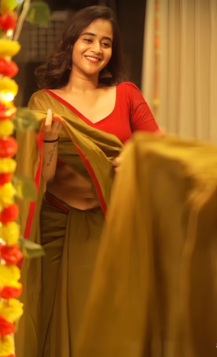 Actress_G0AT's tweet photo. Low hip and teasing with saree Adjustment 😋🥵 https://t.co/ZYeCuldw4h