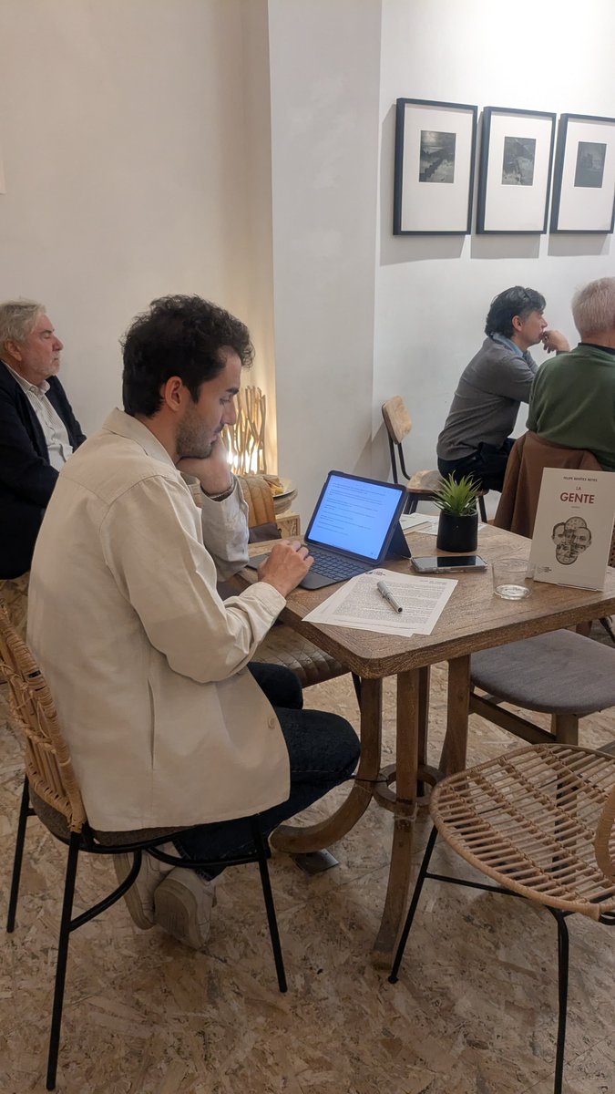 FundacionJMLara's tweet photo. Un desayuno con sabor a literatura.☕
Hoy hemos acompañado a @fbenitezreyes en la presentación de 'La gente', su nueva obra editada por la #FJML, en un encuentro informativo celebrado en @CafebreriaH.
Una cita literaria en la que el autor compartió anécdotas y reflexiones.📚 https://t.co/PqOaT9XPI4