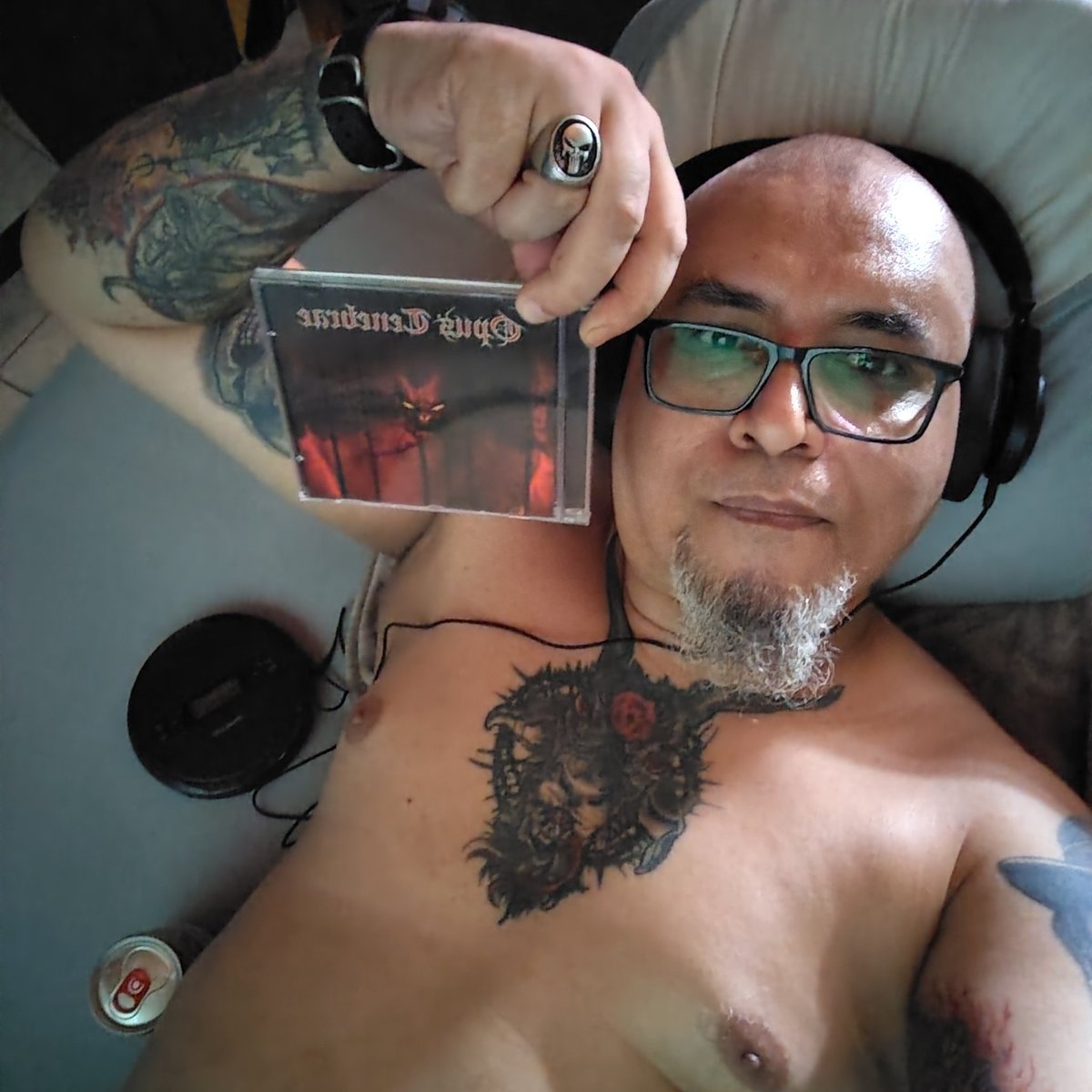 Um homem de folga ouvindo seu Disque Men dos anos 1997, mas que tá VELHO e funcionando perfeitamente,! não quer guerra com ninguém. Só ouvir esse trabalho foda! Do #OpusTenebrae .
Trampo foda de mais 😈🤘🍻
Um destaque especial para a faixa 1 Áurea, Hyspania.