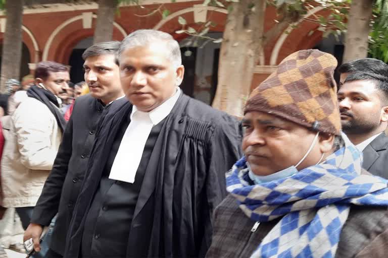 लखनऊ जेल में यूपी के पूर्व मंत्री (समाजवादी पार्टी) गायत्री प्रजापति पर खूनी हमला, सिर में गंभीर चोट की खबर. खनन घोटाले में गिरफ्तार करके जेल में डाला गया है.

#GayatriPrajapati #Lucknow #AkhileshYadav #SamajwadiParty #गायत्रीप्रजापति  #LucknowJail <a href="/yadavakhilesh/">Akhilesh Yadav</a> <a href="/IPSinghSp/">I.P. Singh</a>