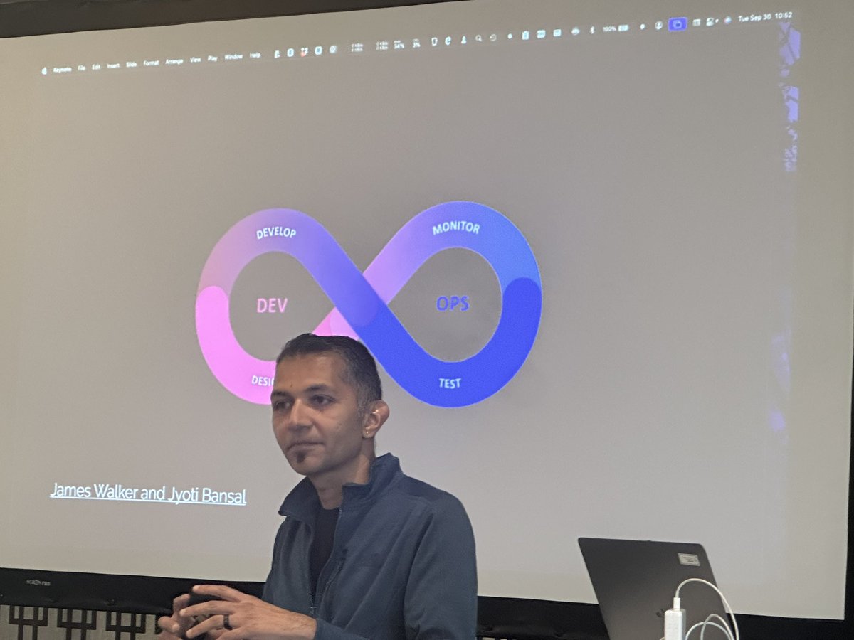 MBringas_80's tweet image. Enjoying @looselytyped talk in #dev2next
