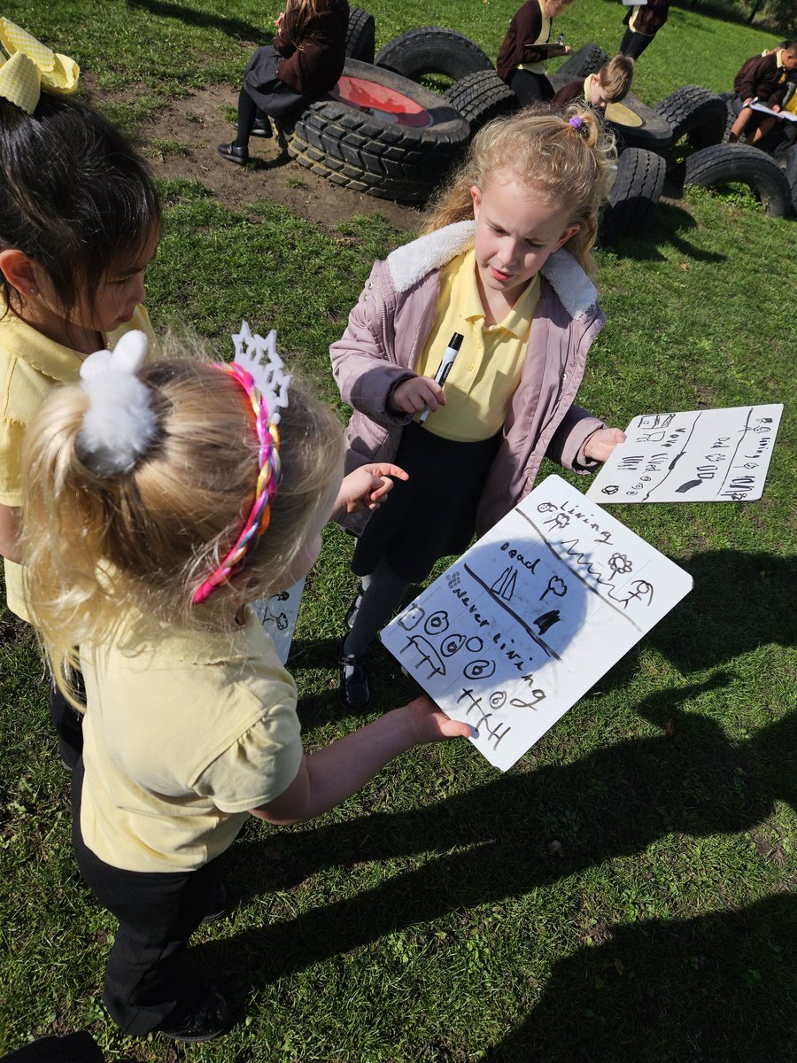 EastfieldPSHull's tweet image. #2AW loved making observations outside the classroom in Science today! We observed things that were alive, not alive and have never been alive. We explained what we saw using scientific vocabulary! #epsscience