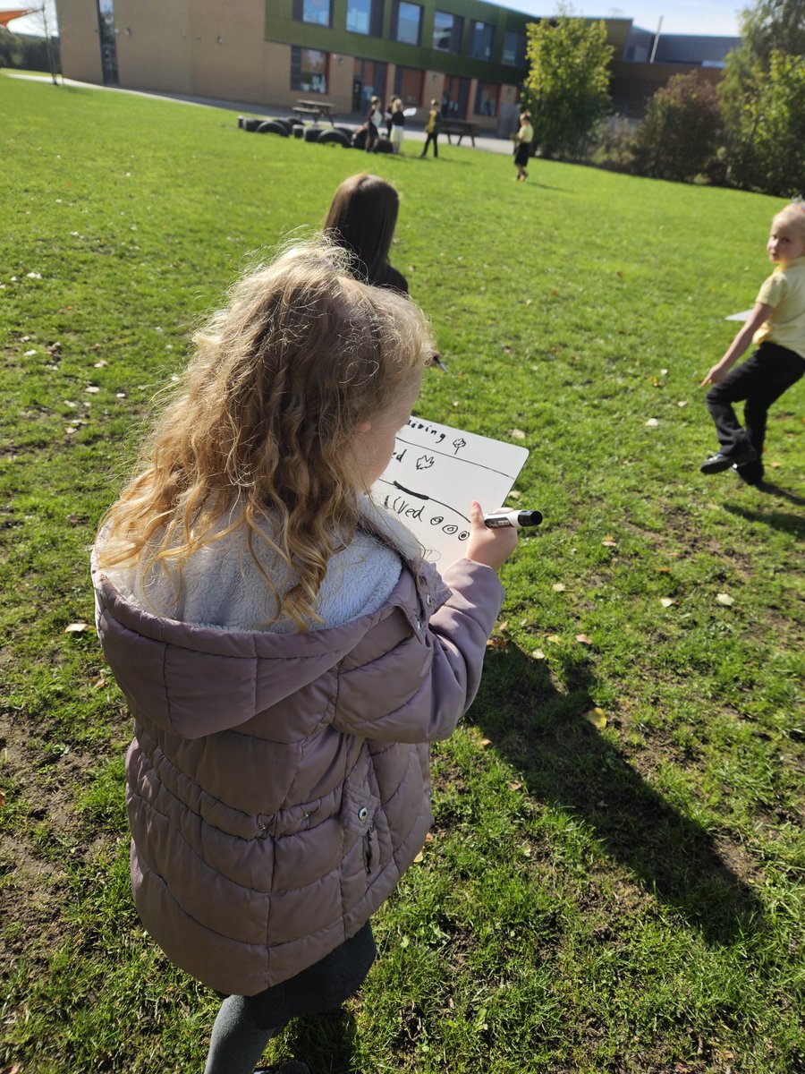 EastfieldPSHull's tweet image. #2AW loved making observations outside the classroom in Science today! We observed things that were alive, not alive and have never been alive. We explained what we saw using scientific vocabulary! #epsscience