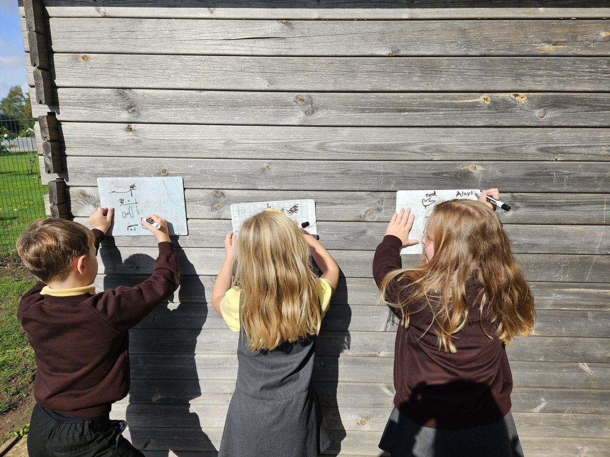 EastfieldPSHull's tweet image. #2AW loved making observations outside the classroom in Science today! We observed things that were alive, not alive and have never been alive. We explained what we saw using scientific vocabulary! #epsscience