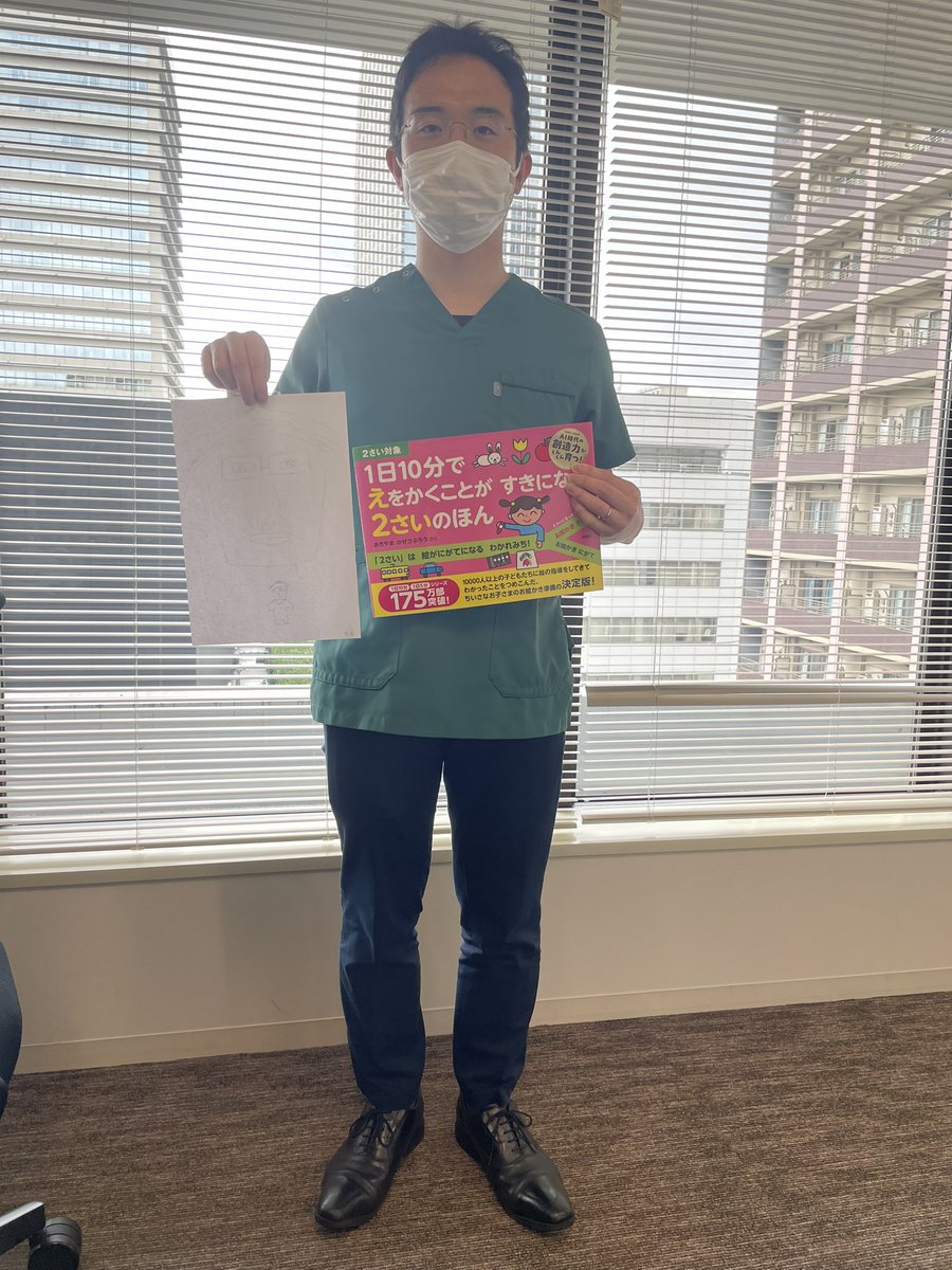 医局内の結束を高める目的で定期的に開催している、一致団結企画🧠💪
先日は我らが医局長、坂井先生の似顔絵デッサン大会を行いました！👨‍🎨
いつもお世話になっている医局長の似顔絵なんて、医局員ならば誰でもお茶の子さいさい、と思いきや…？
美術が得意な人も苦手な人も、みんなで楽しみました💃