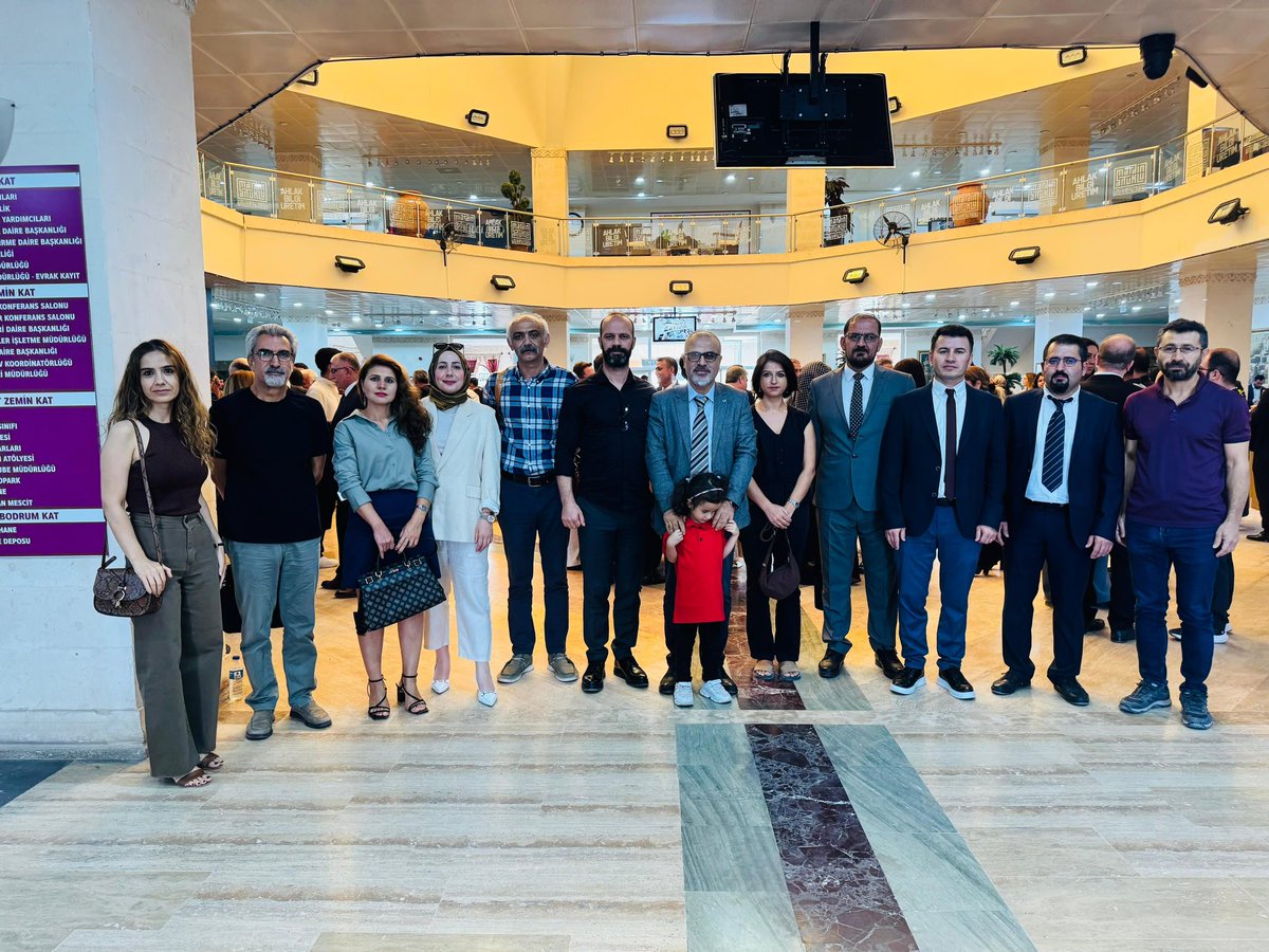 2025-2026 Akademik Yılı Ödül ve Cübbe Giyme Töreninde enstitümüz akademisyenlerinden Doçentlik ünvanı alan Kenan Subaşıya ve Dr. Öğretim Üyesi ünvanı alan Cafer Açar, Şehmus Kurt, Güneş Kan ve Mesut Arslana Rektörümüz Prof. Dr. İbrahim Özcoşar tarafından cübbeleri giydirildi