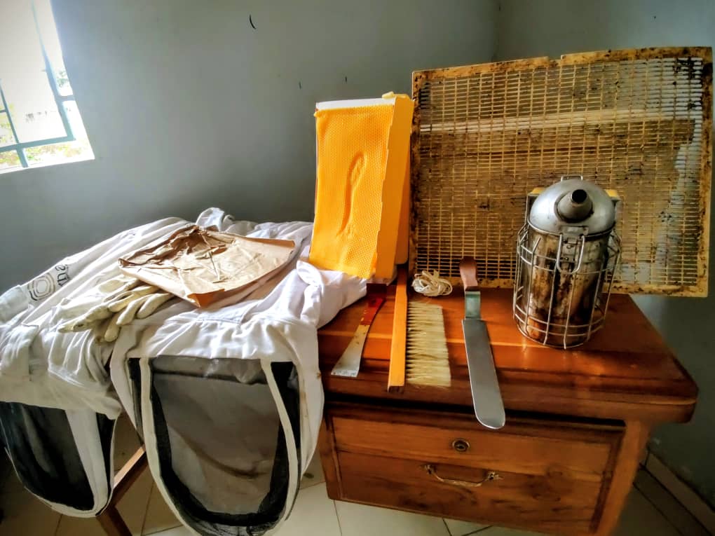 CasaBio2's tweet photo. 🐝 Le Centre de formation en agroécologie et incubateur de startups CasaBio est ravis d'annoncer l'ouverture officielle de la formation sur l'Apiculture tropicale moderne et la transformation des produits apicoles, à la Maison du développement local et de l’innovation de Bignona https://t.co/oBsyU7ra50