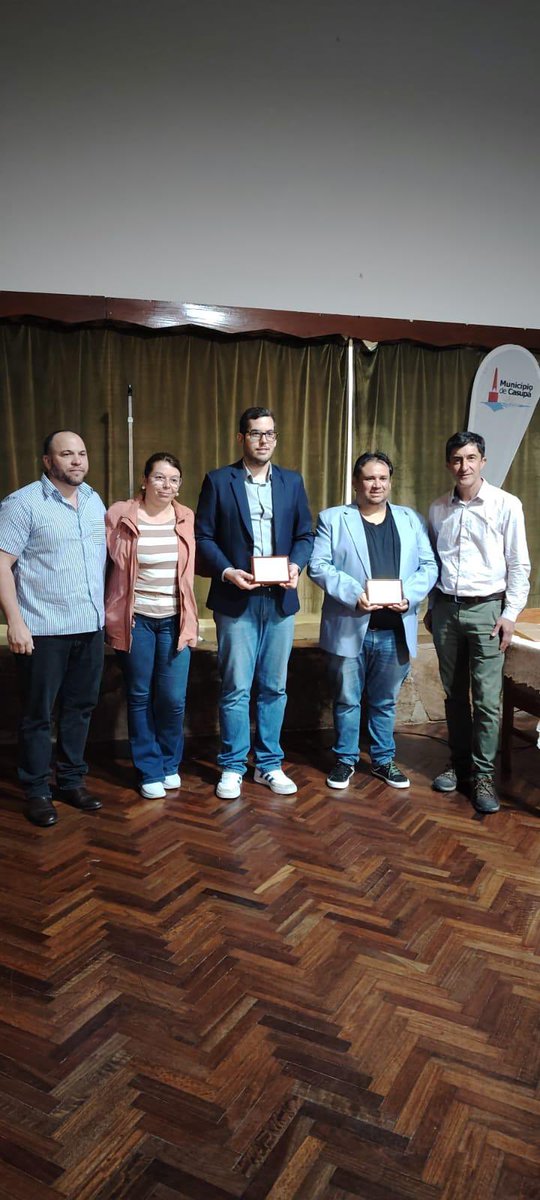 El alcalde interino, Jorge Maffei, y la concejal Cecilia Masaguéz, entregaron un reconocimiento a los ingenieros Pedro Estigarribia y Damián Nantes por su valioso aporte.