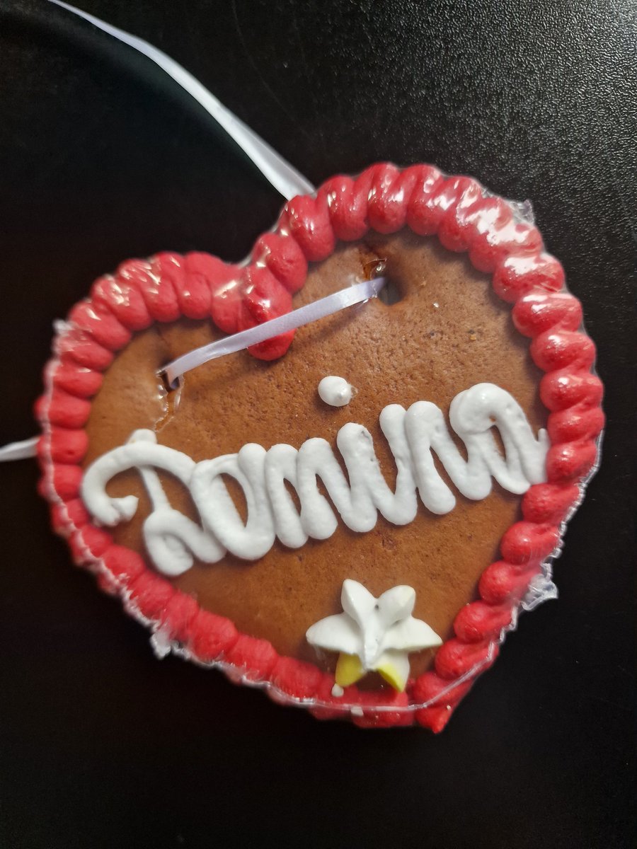 Mir stehen nicht nur Latex&amp; Leder, sondern auch ein traditionelles Dirndl gut!
Gestern war ich mit ein paar Freunden auf dem Oktoberfest und habe sogar ein passendes Lebkuchenherz geschenkt bekommen.🍺🤭
Ab heute bin ich in Augsburg. Wie wäre es mit einer Session in Dirndl? 😬