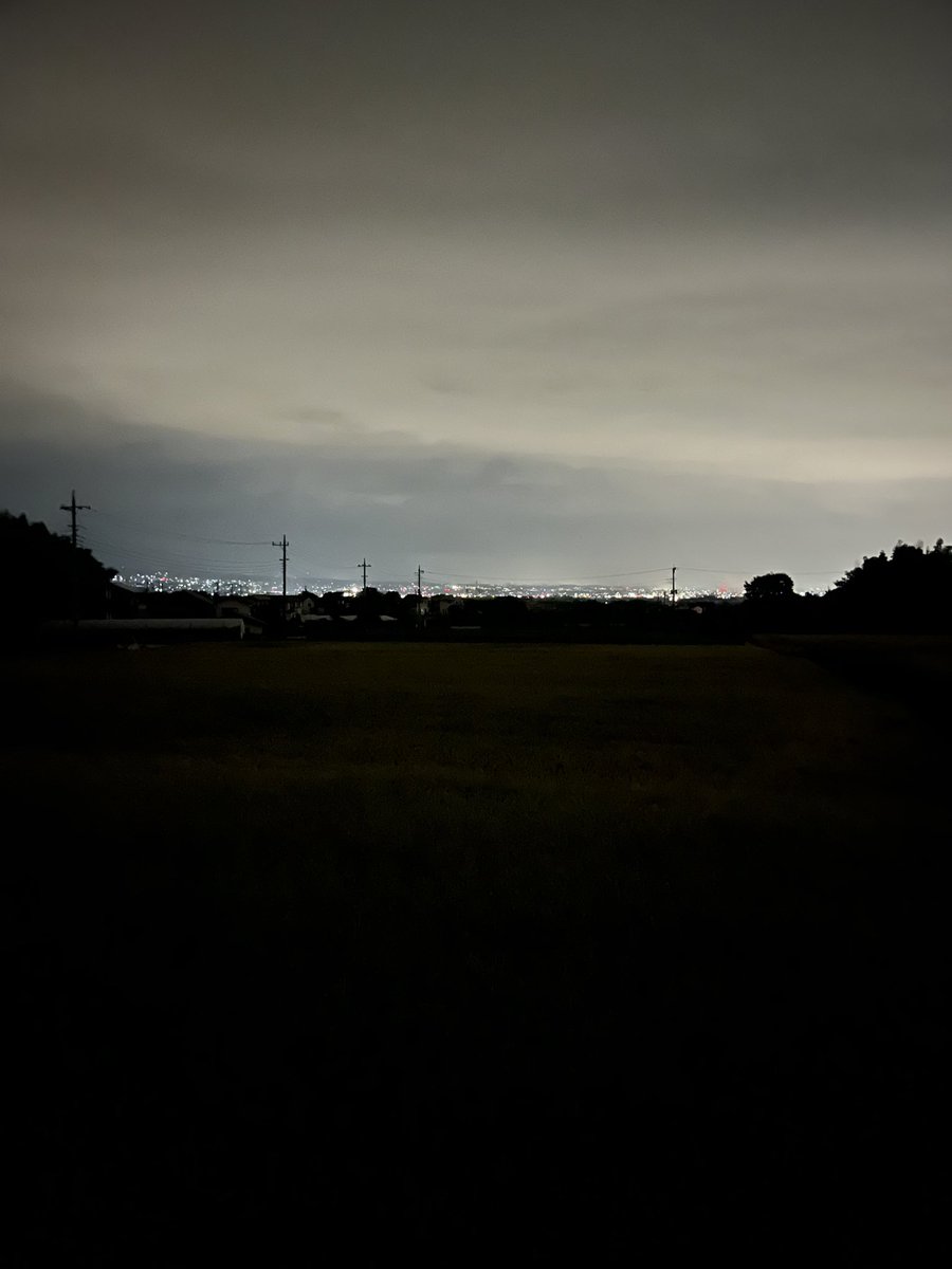 kusakido's tweet photo. 手前田んぼなんでわかりづらいけど、高崎、前橋、大規模停電中。
信号付いてないけど、結構みんな（気づかず？）飛ばしちゃってるので、
運転気をつけてください！

電気の供給エリアというものがわかる、、、 https://t.co/zqIvlhakyB