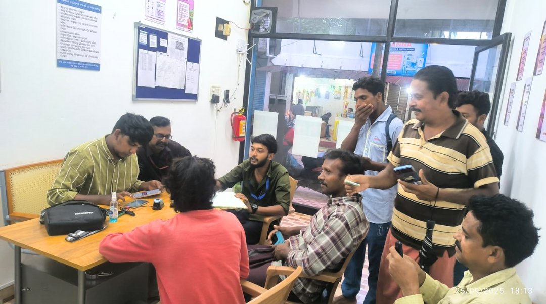 The conflicting work timings make it difficult for workers to avail Aadhaar-mobile linking services. At Erumappetty, the Postal Department staff visited our resource centre to provide Aadhaar-mobile linking services to migrants in the evening when migrants are back from work.