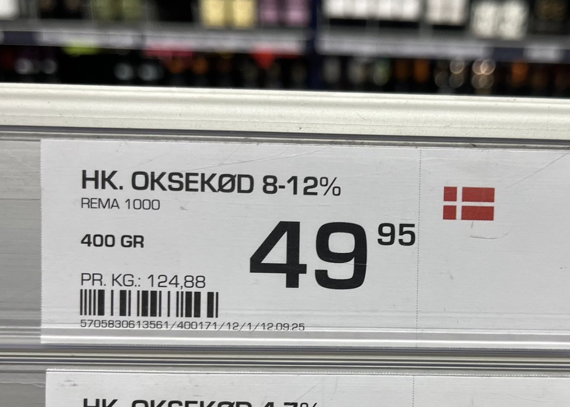 Hakket oksekød pr. kilo:
30/9-2024: 93,9 kr
30/9-2025: 124,88 kr
Stigning på 33%

Landmand her 👇 siger, han får “op mod 35 kr/kg”.  Fraregnet moms tilføjes der 72 kr. pr. kilo fra landmanden og til køledisken på denne variant. 
nyheder.tv2.dk/samfund/2025-0…