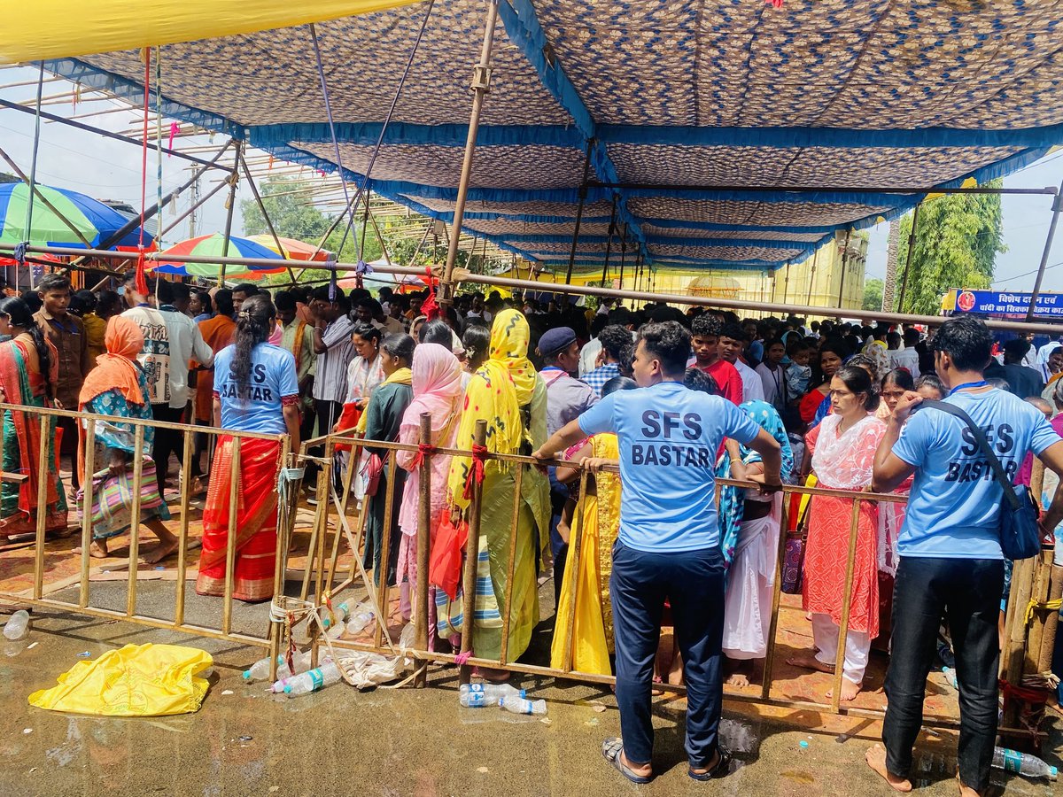 सेवार्थ विद्यार्थी SFS बस्तर द्वारा शारदीय नवरात्रि की पावन  अवसर पर बस्तर की आराध्य देवी माई दंतेश्वरी मंदिर दंतेवाड़ा में श्रद्धालुओं के लिए जल व्यवस्था, भीड़ नियंत्रक के रूप में पुलिस प्रशासन का सहायता सेवा सत्कार किया जा रहा है।
