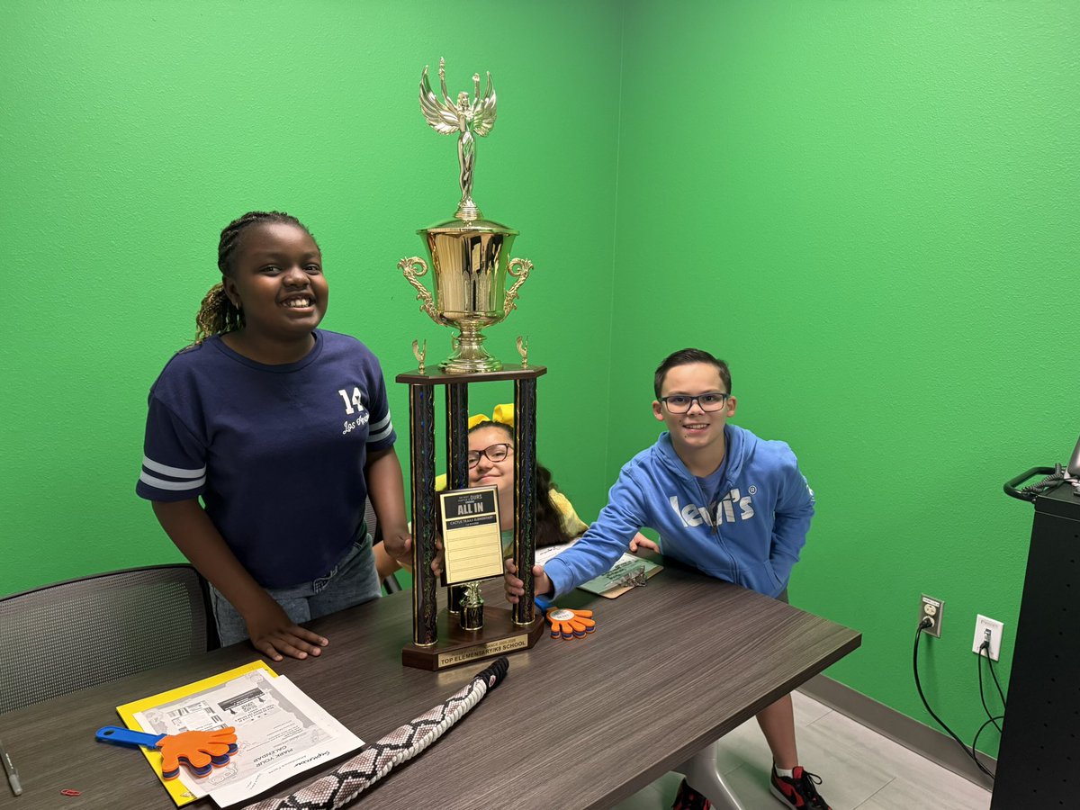 CTrails_ES's tweet image. CTE brings home the attendance trophy! Keep up the great work DBacks. #CTEHeartAtWork❤️🌵 #WeLeadTX #TeamSISD