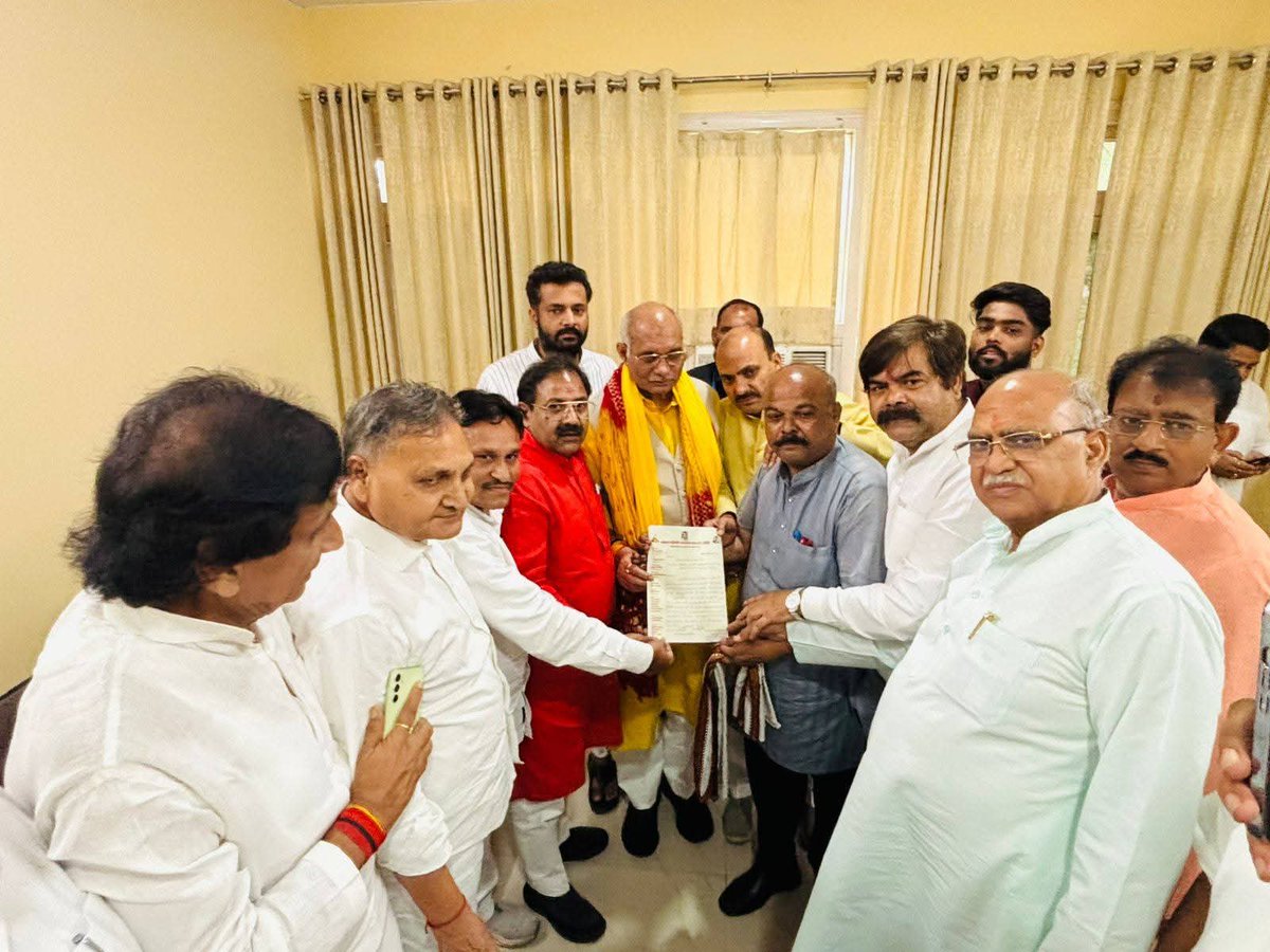 आज मेरठ कचहरी परिसर स्थित विकास भवन में मा० प्रभारी मंत्री श्री धर्मपाल सिंह जी द्वारा मेरठ के विकास कार्यों एवं प्रशासनिक कार्यों की बैठक ली गई जिसमें मा० राज्य मंत्री श्री सोमेंद्र तोमर, मा० राज्य मंत्री श्री दिनेश खटीक, मा० महानगर अध्यक्ष श्री विवेक रस्तोगी, मा० महापौर श्री