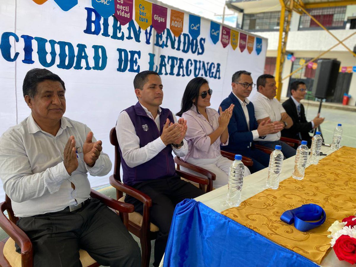 CNTinforma's tweet photo. ¡Panguintza ya está conectada gracias a la cobertura móvil de @CNT_EC!📱📶
Somos los primeros en llegar con servicios de voz y datos 3G a 2023 habitantes de esta parroquia en #ZamoraChinchipe.
En la inauguración participaron autoridades locales y representantes de la empresa. https://t.co/UFGCrOOtvY