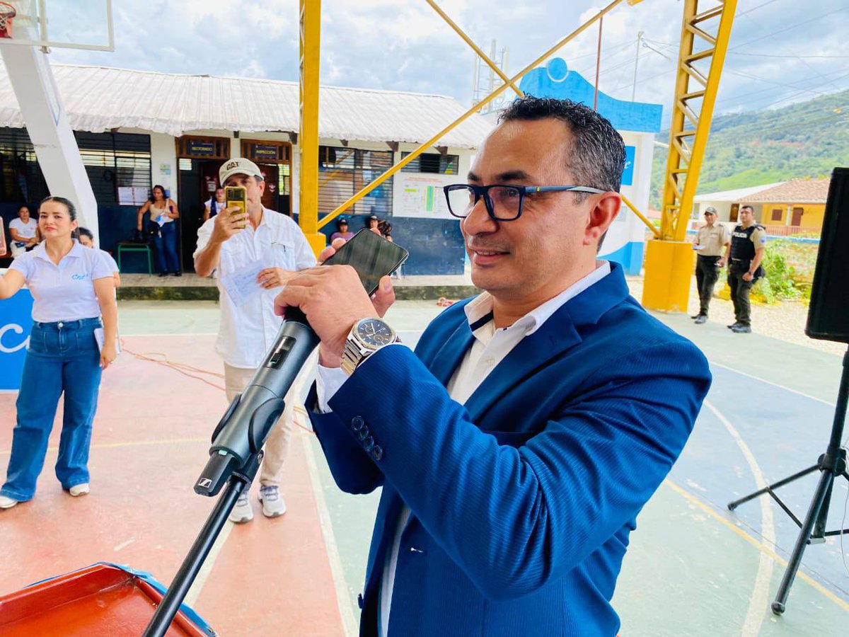 CNTinforma's tweet photo. ¡Panguintza ya está conectada gracias a la cobertura móvil de @CNT_EC!📱📶
Somos los primeros en llegar con servicios de voz y datos 3G a 2023 habitantes de esta parroquia en #ZamoraChinchipe.
En la inauguración participaron autoridades locales y representantes de la empresa. https://t.co/UFGCrOOtvY