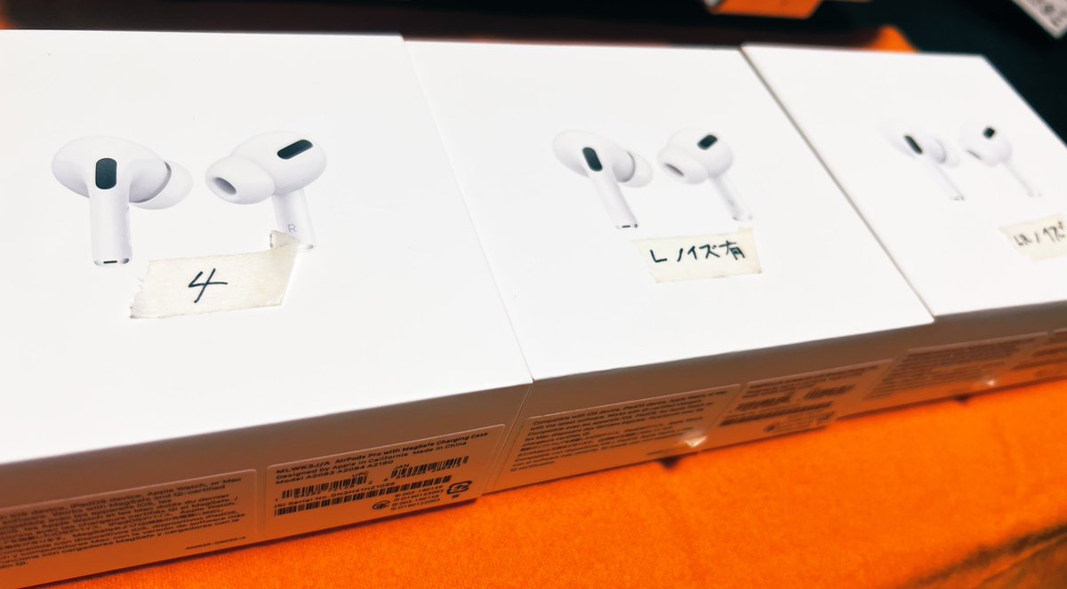 左からさっき届いたAirpods pro（4代目）、L側ノイズ発生するAirpods、LRどっちもノイズ発生するAirpodsです、もう次は別のイヤホンにする🥲
