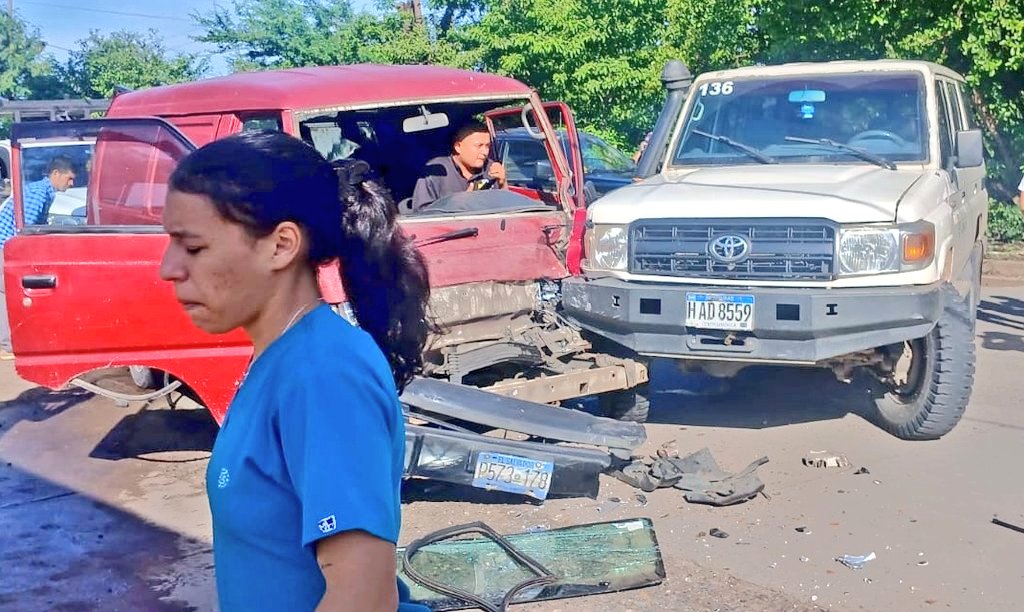 JairoLopezHn's tweet photo. Lamentamos el accidente ocurrido en la salida a Marcovia entre un microbús y un vehículo de una ONG. Es importante aclarar que el microbús involucrado es de transporte de carga de origen Salvadoreño y no se encontraba realizando ningún viaje turístico en este feriado morazánico. https://t.co/pbtBIHrzfX