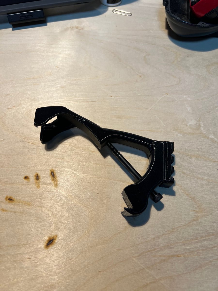 wakekiyo's tweet photo. Q @Q41016534さんの「マルイSAA用ストックアダプター」を購入。レンチは4mmを使用。軽い締め付けでも、グラつかずにしっかりと固定される。
ハンマーコッキングしても干渉せず、スムーズな形状に収まっていて良い。
あとは親指のサムレストとハンドストップかフォアグリップを追加したいところ。 https://t.co/NTIedu1epG
