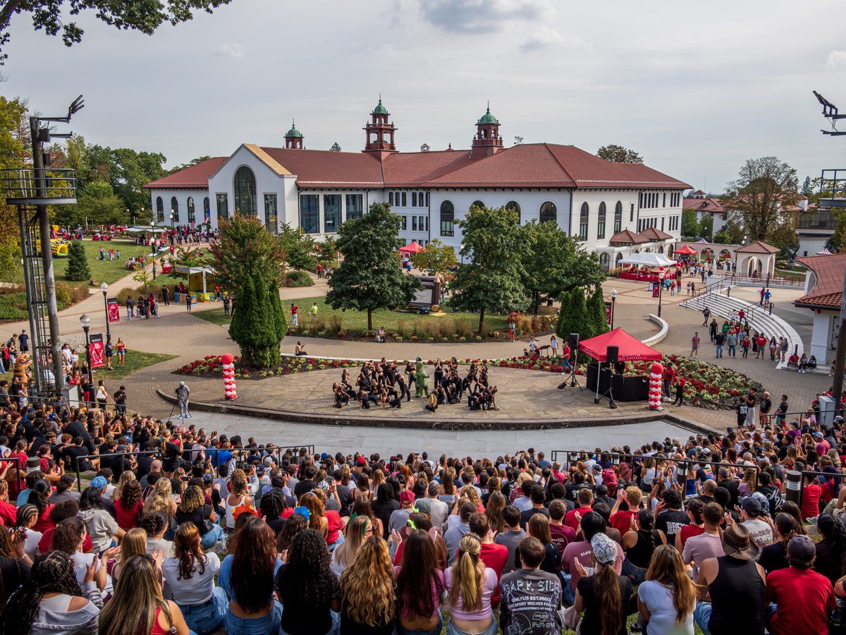 montclairstateu's tweet photo. This place was PACKED for #RedHawkHomecoming 🔴⚪️

To everyone who laughed, cheered, danced, snacked, and embraced—thank you! We hope your day was memorable! Our community truly makes this place special ♥️🦅

Check out the full 📸 gallery from the day: ⤵️ https://t.co/k8avb2o3Pa https://t.co/mQf6MoWZtC